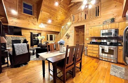 Almond Cabina | Tree Top Getaway - Tree Top Getaway close to Fontana Lake and NOC - Free Passes!