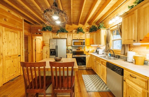 Mentone Cabina | Tree Top Retreat! Hot Tub l 3mi to Desoto Falls