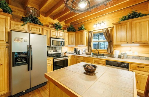 Mentone Cabina | Tree Top Retreat! Hot Tub l 3mi to Desoto Falls
