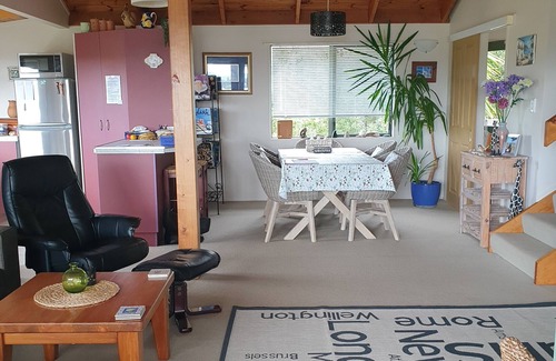 Haruru Casa | Tree Tops..Stunning water views...tranquil and relaxing..5 min to Beach..