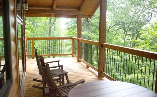 Millersburg Casa | Treehouse #6 by Amish Country Lodging