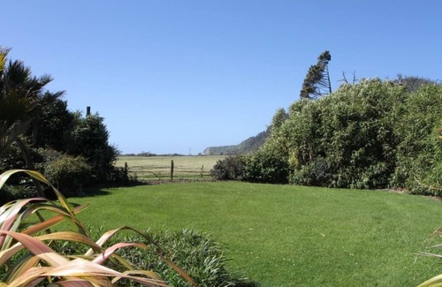 Mokihinui Alquiler De RV | Casa del árbol en Cowshed Cafe, Gentle Annie Camping Ground