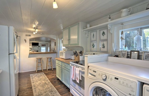 Southport Cabaña | Treehouse cottage in downtown Southport 3 bedroom 2 bath,Pets allowed WiFi, AC