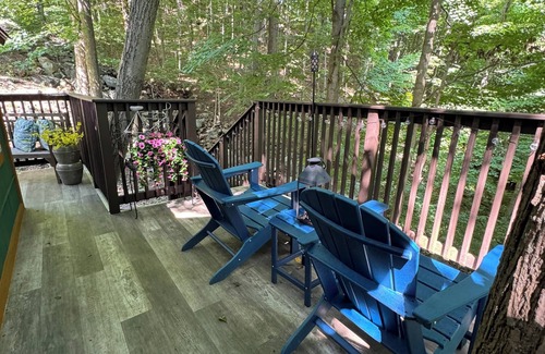 Danbury Cabina | Treehouse Magic & Chic Greenhouse Vibes. Glamping In Style! Middle of Danbury,CT