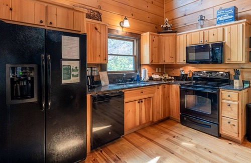 Topton Cabina | Treehouse- Pet Friendly, Luxury Log Cabin Rental on Creek, Fly-fishing, Hot Tub, Rafting-Nantahala NC