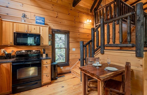 Topton Cabina | Treehouse- Pet Friendly, Luxury Log Cabin Rental on Creek, Fly-fishing, Hot Tub, Rafting-Nantahala NC