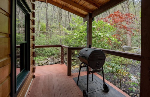 Topton Cabina | Treehouse- Pet Friendly, Luxury Log Cabin Rental on Creek, Fly-fishing, Hot Tub, Rafting-Nantahala NC