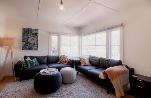 Lenah Valley Casa | Treelined retreat Lenah Valley