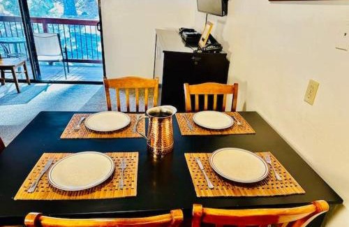 Yosemite West Apartamento | Treetop Condo in Yosemite-Sleeps 6-Balcony