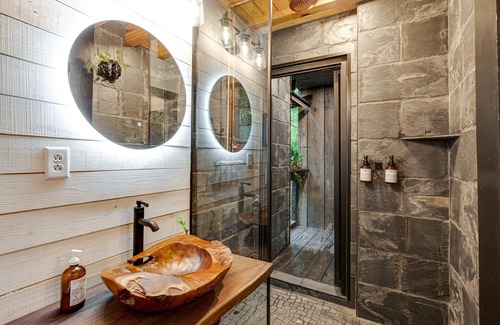 Chattanooga Cabina | Treetop Hideaways: The Wood Lily Treehouse