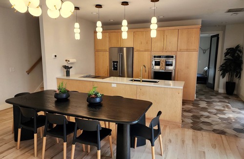 Waynesville Cabina | Treetop~LUXURY~Views~3 KING Suites~Modern~Minimalist~HOT TUB~Close to Downtown