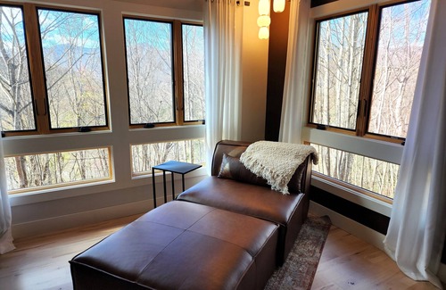 Waynesville Cabina | Treetop~LUXURY~Views~3 KING Suites~Modern~Minimalist~HOT TUB~Close to Downtown