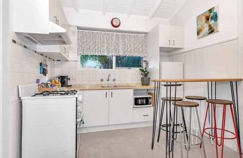 Glenelg North Apartamento | Treetops at Glenelg Coastal Stay with Leafy Patio