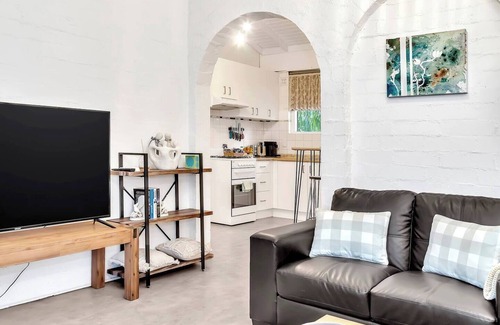 Glenelg North Apartamento | Treetops at Glenelg Coastal Stay with Leafy Patio
