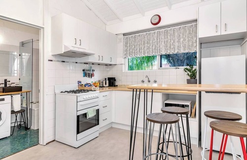 Glenelg North Apartamento | Treetops at Glenelg Coastal Stay with Leafy Patio