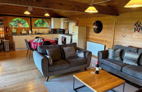 Oare Cabaña | TREETOPS, que admite mascotas, con un jardín en Woody Bay, Ref 988920