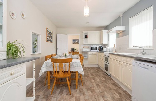 Goodwick Cabaña | Trefisheg Bungalow, Holiday home Strumble Head, Sleeps 6, 3 bedrooms, bathrooms