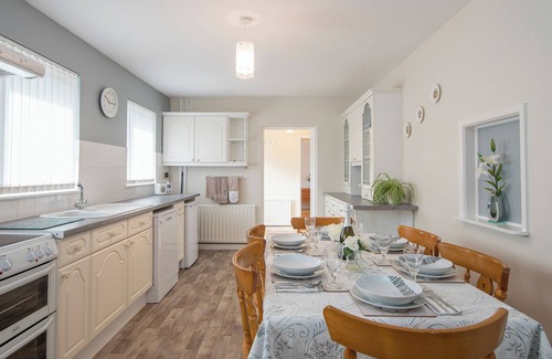 Goodwick Cabaña | Trefisheg Bungalow, Holiday home Strumble Head, Sleeps 6, 3 bedrooms, bathrooms