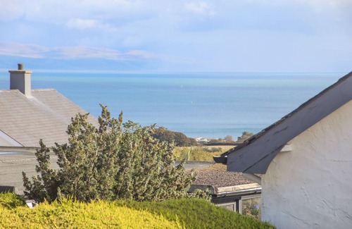 Mynytho Casa | TREM YNYS, luxury holiday cottage, with hot tub in Abersoch