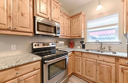 Oak Cliff Casa | Casa de 2 dormitories en Bishop Arts: jacuzzi, spa, putting green, jardines