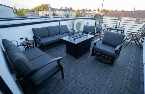 Old Ballard Casa | Trendy Ballard Townhouse with Rooftop Oasis