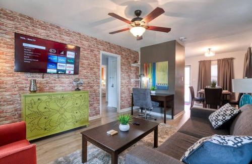 Charlotte Apartamento | Trendy Escape ◉ California King bed awaits!