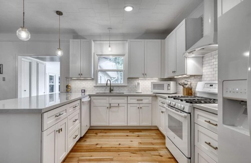 Bellville Casa | Trendy & Posh! Your smalltown retreat awaits!