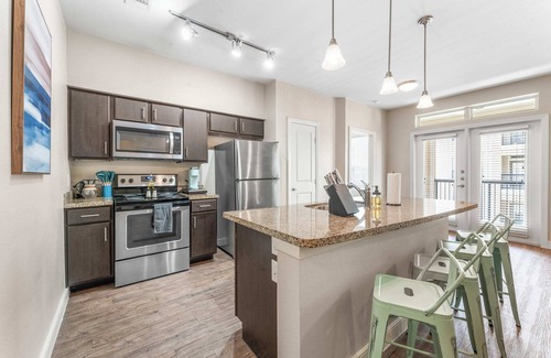 Pleasant Valley Apartamento | Trendy SoCo 2BR King Suite w/ GymPickleballLaundry