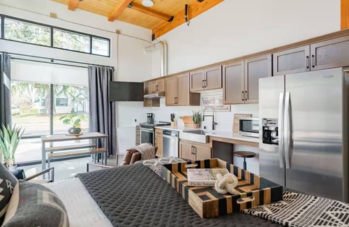 Hough Apartamento | Trendy Studio in Uptown Village Vancouver WA