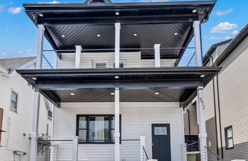 Lakeview Apartamento | Trendy Two-Level Apartment