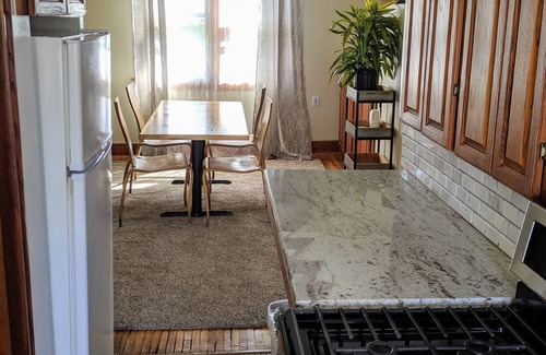 Whittier Apartamento | Trendy Uptown, a solo unos pasos de numerosas opciones culinarias y de entretenimiento.