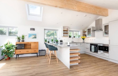 Maenporth Casa | Trevint - Modern beach house in Falmouth, private parking