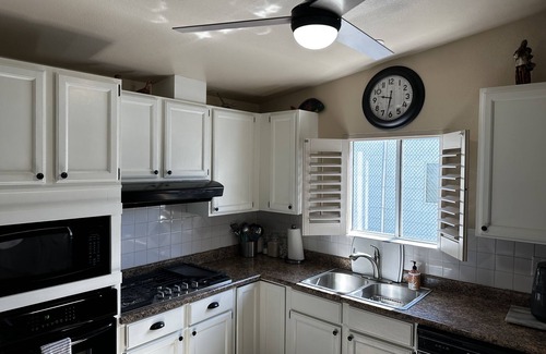 Thousand Palms Casa | TRI PALMS ESTATES Desert Retreat- on a golf course.