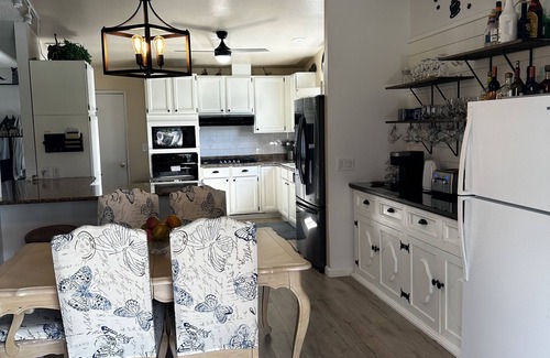 Thousand Palms Casa | TRI PALMS ESTATES Desert Retreat- on a golf course.