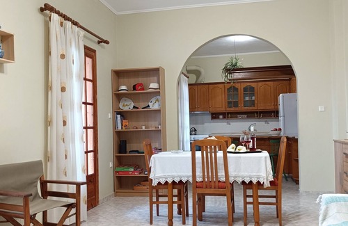 Petriti Apartamento | Tria liodendra - Charming Seaside Home in Petritis, Corfu