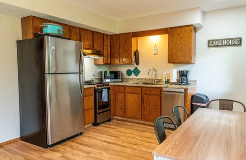 Indian Point Cabina | Tribesman Resort #22 - Renovated Cabin, Minutes to Silver Dollar, Great Location