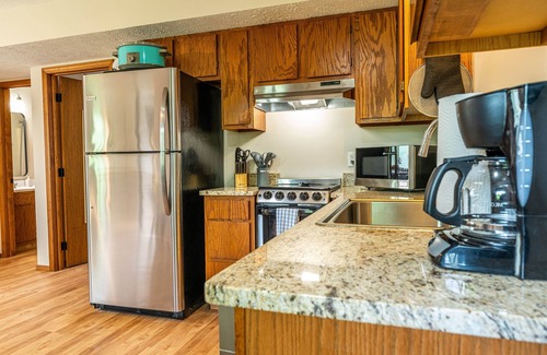 Indian Point Cabina | Tribesman Resort #22 - Renovated Cabin, Minutes to Silver Dollar, Great Location