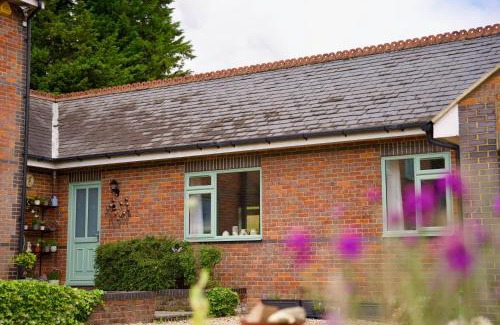 Tring Casa | Tring Grange Cottage Sleeps 2 with Onsite Parking