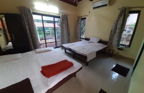 Dapoli Cama Y Desayuno | Triskelion - Bed and Breakfast, Family home stay by Joshi Brothers