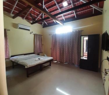 Dapoli Cama Y Desayuno | Triskelion - Bed and Breakfast, Family home stay by Joshi Brothers