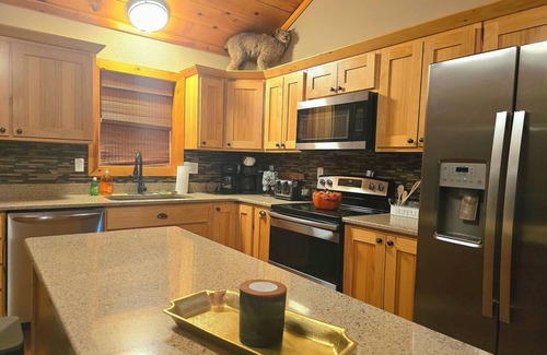 Lynxville Cabina | Trophy Ridge Lodge - 4 bed/3 bath- outdoor hot tub- Game room