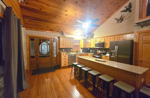 Lynxville Cabina | Trophy Ridge Lodge - 4 bed/3 bath- outdoor hot tub- Game room