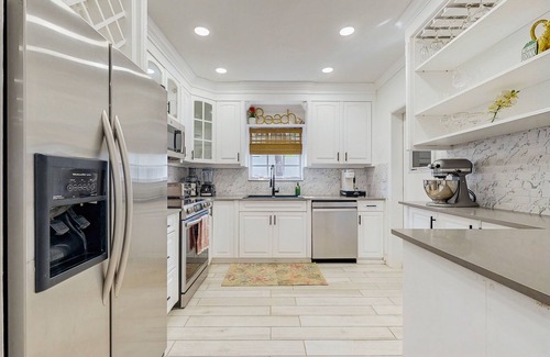 Santa Barbara Estates Casa | Tropical backyard oasis w/ putting green, grill, tiki bar & 5 min walk to beach