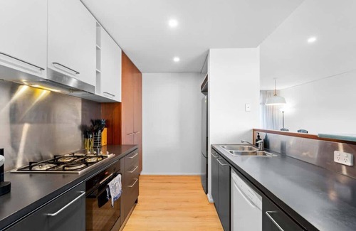 Bulimba Apartamento | Tropical Bulimba Getaway 2BR | *2 x Parking/Pool*