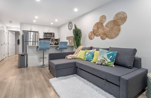 Cranston Casa | Tropical Caribbean-Themed Cozy Getaway- King Bed-Patio-Parking-Luxury