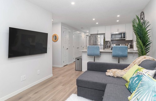 Cranston Casa | Tropical Caribbean-Themed Cozy Getaway- King Bed-Patio-Parking-Luxury