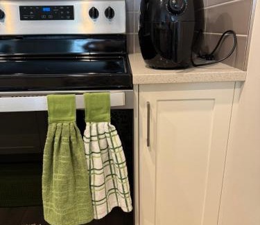 Southeast Calgary Apartamento | Tropical Caribbean-Themed Cozy Getaway - King Bed-Free Parking