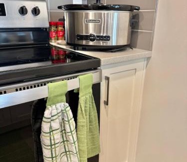 Southeast Calgary Apartamento | Tropical Caribbean-Themed Cozy Getaway - King Bed-Free Parking