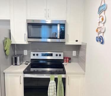 Southeast Calgary Apartamento | Tropical Caribbean-Themed Cozy Getaway - King Bed-Free Parking