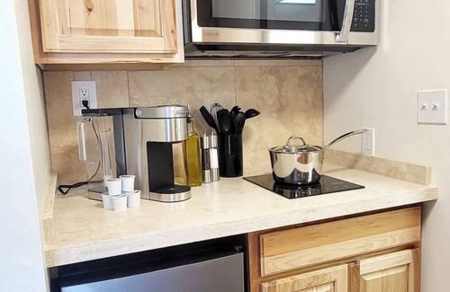 Hilo Apartamento | Tropical Garden Condo with Pool Kitchen, and AC